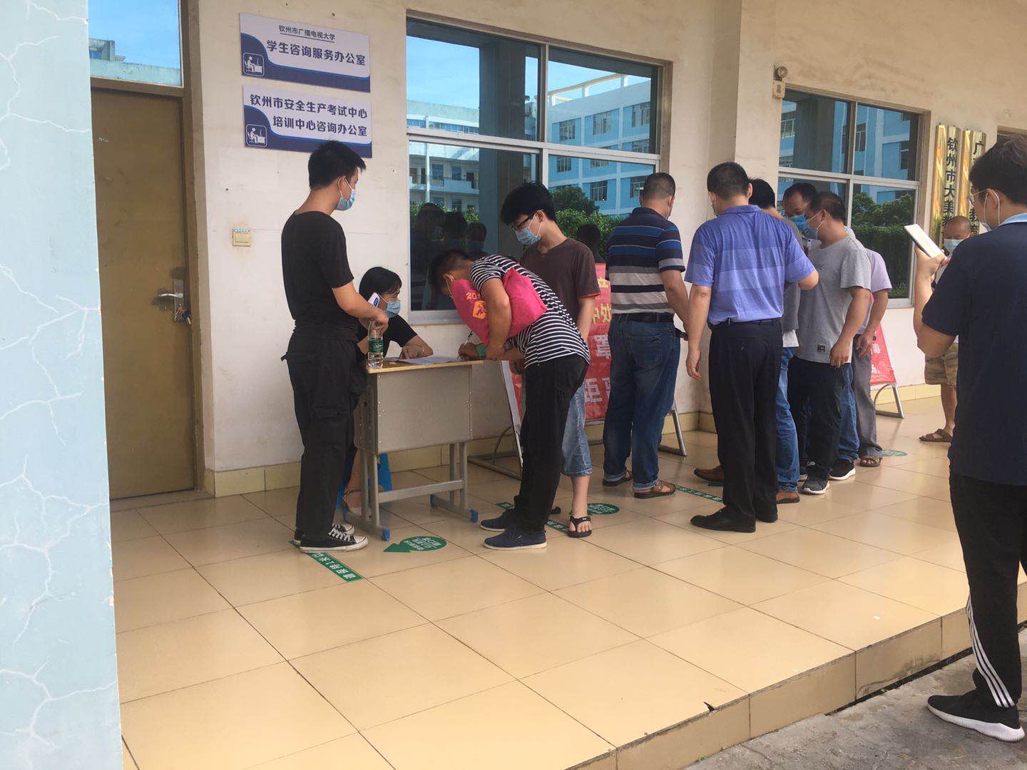 钦州电工证报到考试现场签到.jpg